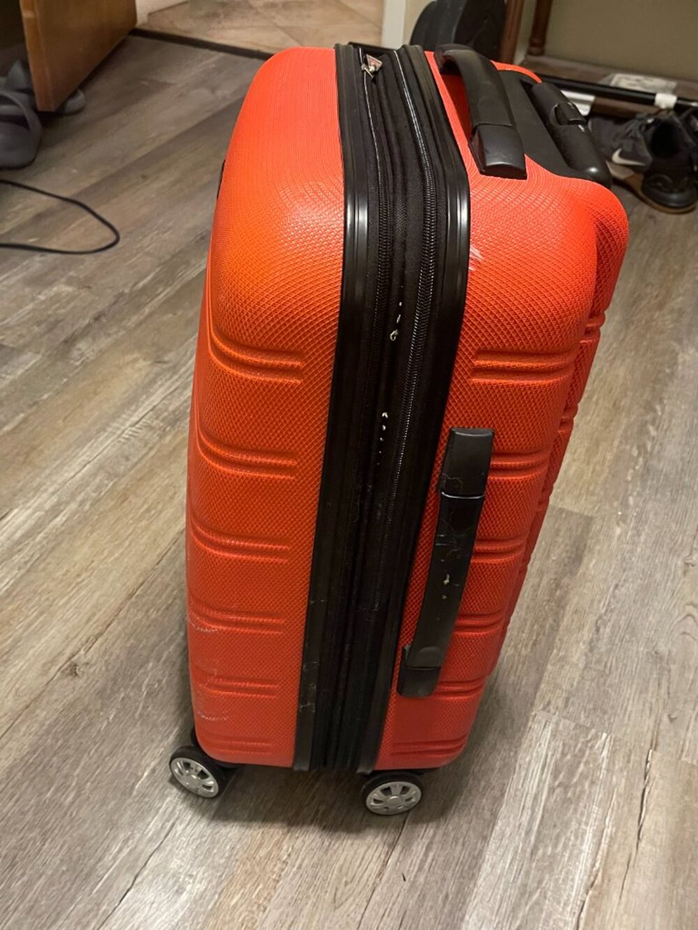 RED - ROCKLAND MELBOURNE EXPANDABLE HARDSIDE CARRY ON SPINNER SUITCASE
